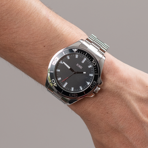 Reloj con Correa de Metal Negro