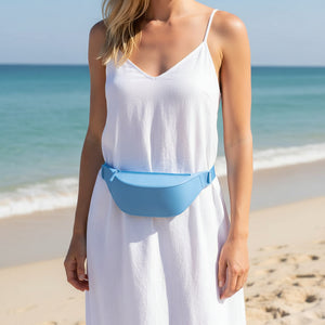 Combo Banano Silicona Celeste y Mochila Saxoline Preston Roll top 35L Blue