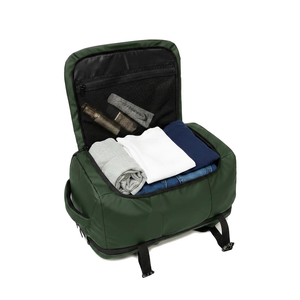 Mochila Llaima Dakota Oscuro - interior abierto con equipaje
