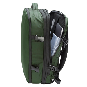 Mochila Llaima Dakota Oscuro - vista lateral con notebook