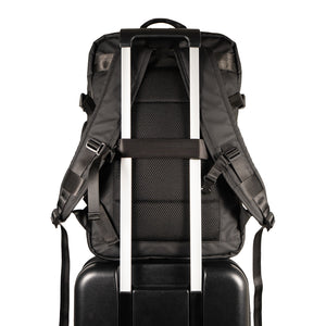 Combo 2 Mochilas Viaje Viral: 1 Mochila 44 L Gout Black y 1 Mochila Viaje Viral Cabina 31L Premium Beige. Resistentes al agua