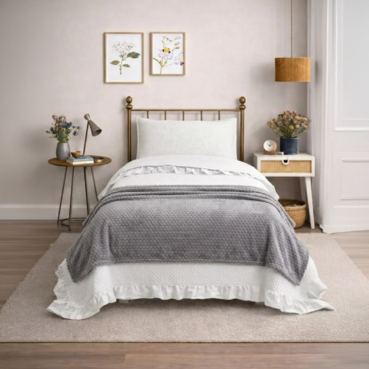 Combo Cubrecama Quilt Reversible 1.5 Plazas Magic White + Manta Fleece Panal Gris Oscuro