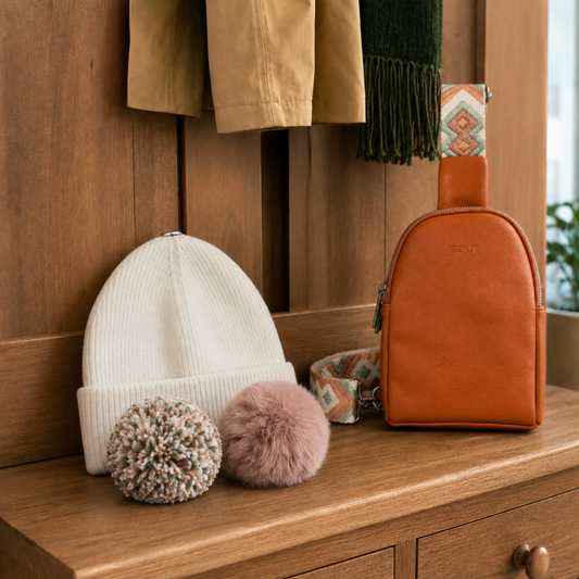 Combo Gorro Blanco Pompón Intercambiable + Bandolera Camel Gout