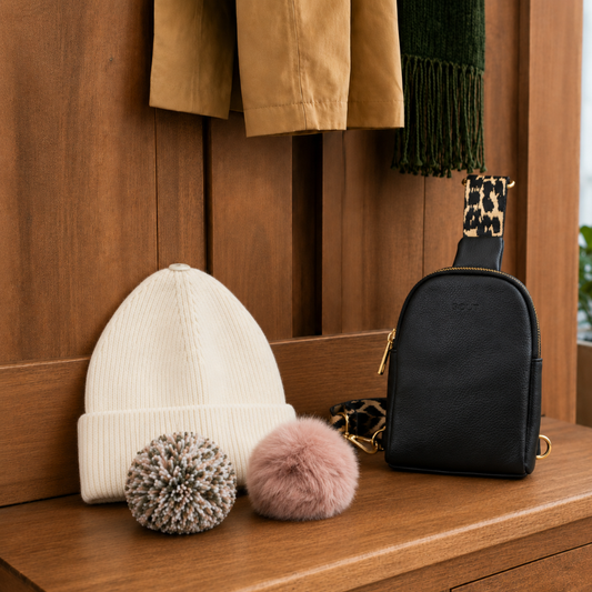 Combo Gorro Blanco Pompón Intercambiable + Bandolera Negra Animal Gout