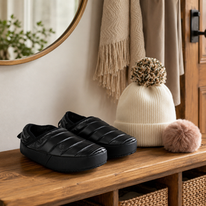 Combo Gorro Blanco con 2 Pompones Intercambiable + Pantufla Negra 35-36 Llaima