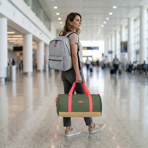 Combo Mochila Jane Gris Llaima. Tela impermeable + Bolso Duffel 40L-Large. Nyla Olive Green Saxoline