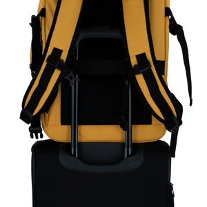 Combo Mochila Viaje XL 40Lts Mostaza Llaima Resistente al Agua + Maleta de Cabina Negra