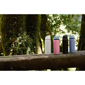 Botella Térmica Porter Flask Acero Inoxidable 700 ml — la línea Porter Flask en sus distintos colores sobre un tronco