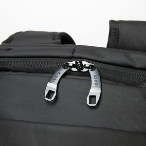 Combo Mochila de Viaje Viral 45L. Resistente al Agua Kippi Negro + Bandolera Cruzado XB 11565 Negra Navigator