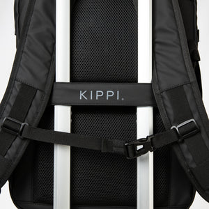 Combo Mochila de Viaje Viral 45L. Resistente al Agua Kippi Negro + Bandolera Cruzado XB 11565 Negra Navigator