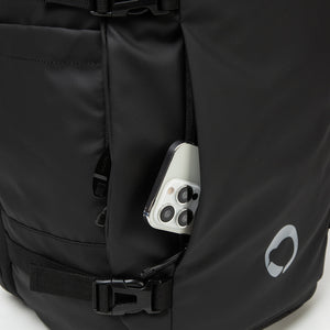 Combo Mochila de Viaje Viral 45L. Resistente al Agua Kippi Negro + Bandolera Cruzado XB 11565 Negra Navigator