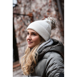 Combo Gorro Blanco con 2 Pompones Intercambiable + Pantufla Negra 35-36 Llaima