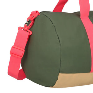 Combo Mochila Jane Gris Llaima. Tela impermeable + Bolso Duffel 40L-Large. Nyla Olive Green Saxoline