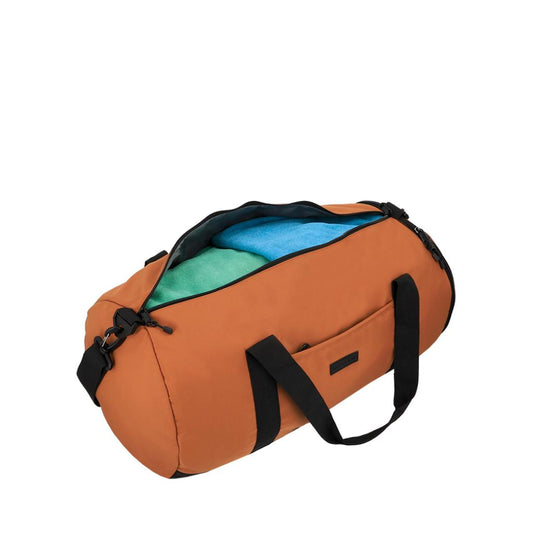 Combo Mochila Jane Café Llaima. Tela impermeable + Bolso Duffel 40L-Large. Nyla Brown Saxoline