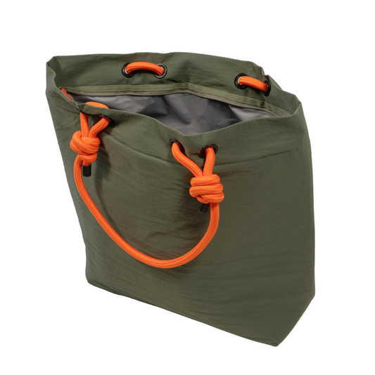 Combo Bolso Cooler Impermeable 16.5Lt Verde Oliva + 1 Toalla de Playa Redonda 150 cm. Colores surtidos.