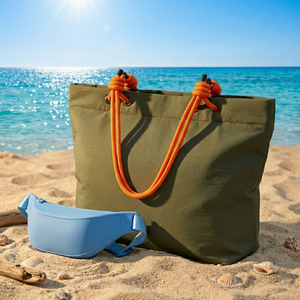 Combo Banano Silicona Celeste y Bolso Cooler Impermeable 16.5Lt Verde Oliva