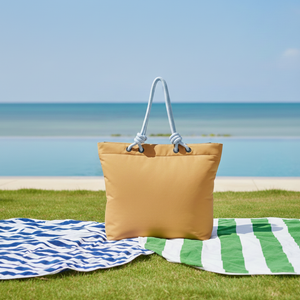 Combo Bolso Cooler Impermeable 16.5Lt Beige + 1  Toalla de Playa Redonda 150 cm. Colores surtidos.