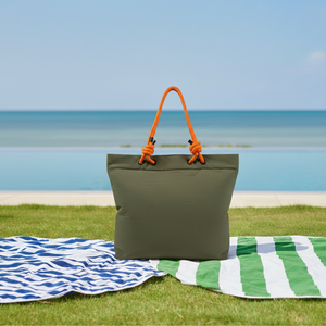 Combo Bolso Cooler Impermeable 16.5Lt Verde Oliva + 1 Toalla de Playa Redonda 150 cm. Colores surtidos.