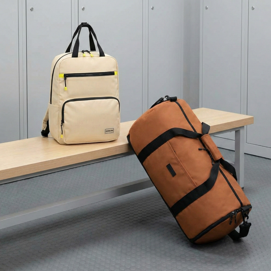 Combo: Bolso Duffel 40L - Large. Saxoline Nyla Brown + Mochila Saxoline Collins Beige 20 L