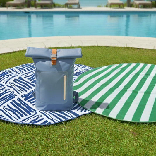 Combo Mochila Cooler Impermeable 15Lt Celeste + 1 Toalla de Playa Redonda 150 cm. Colores surtidos.
