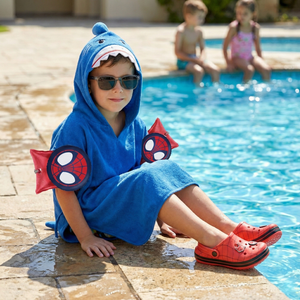 Combo Sandalia Zueco Niño Spiderman Rojo + Toalla Poncho Tiburón + Flotadores 3D Spiderman + Lentes de Sol Theo