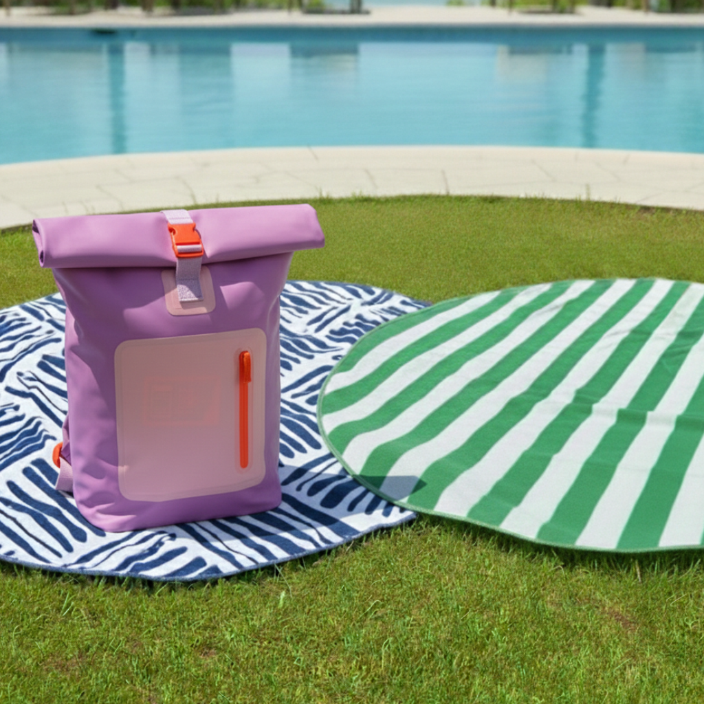 Combo Mochila Cooler Impermeable 15Lt Malva + 1 Toalla de Playa Redonda 150 cm. Colores surtidos.