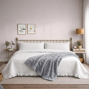 Combo Cubrecama Quilt Reversible 2 1/2 Plazas King Deluxe White + Manta Sherpa Gris Jaspeado
