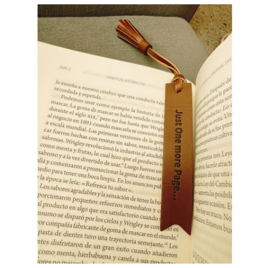 Marcador de Libro - Cuero Vegano "Just One More Page.”