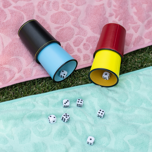 Juego de Cachos de Cuero con 4 Vasos y Dados