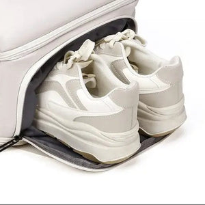 Combo 2 Mochilas Viaje Viral: 1 Mochila 44 L Gout Black y 1 Mochila Viaje Viral Cabina 31L Premium Beige. Resistentes al agua