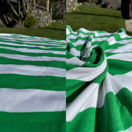 Combo: Silla Plegable Apoyabrazos Verde Outback + Toalla de Playa Redonda 150 cm. Colores surtidos.