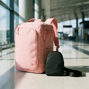 Combo Bandolera Crossbag Gout Negra + Mochila de Viaje Viral Llaima Dakota Expandible 32 L Rosada