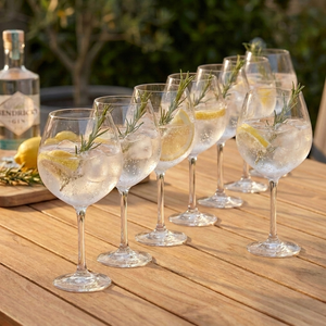 Ocho copas coctel de cristal 800 ml Maison Verre servidas con gin tonic sobre una mesa de terraza