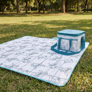 Combo Picnic Disney Stitch Piedra: Manta Impermeable 150x180 cm + Bolso Cooler 34x22x25 cm