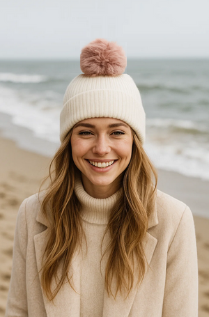 Combo Gorro Blanco con 2 Pompones Intercambiable + Pantufla Negra 35-36 Llaima