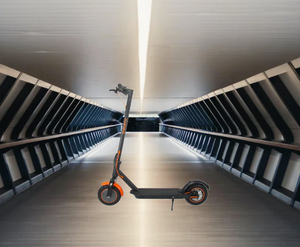 Scooter Eléctrico 8.5". 25 km/hr. (Rueda Anti Pinchazos) 300W / 10A. Plegable + Suspensión